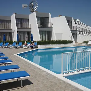 Penelope Apts , Πρωταράς Κύπρος